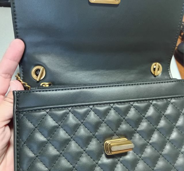 กระเป๋า cross body สายสะพาย 
Charles Keith สีดำ รูปที่ 6