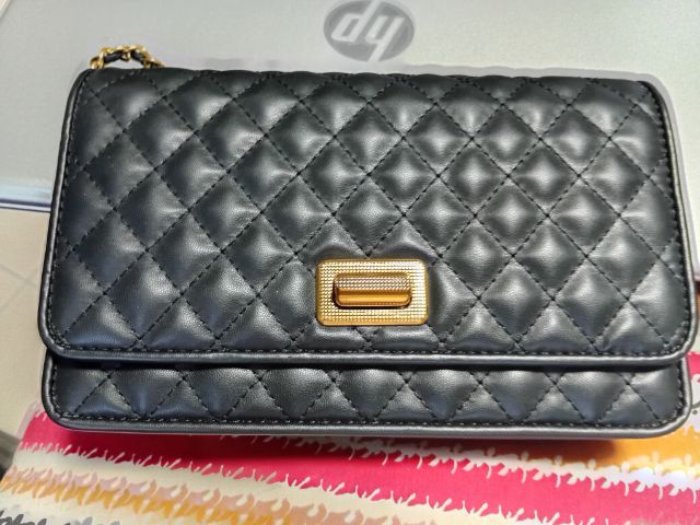 กระเป๋า cross body สายสะพาย 
Charles Keith สีดำ รูปที่ 9