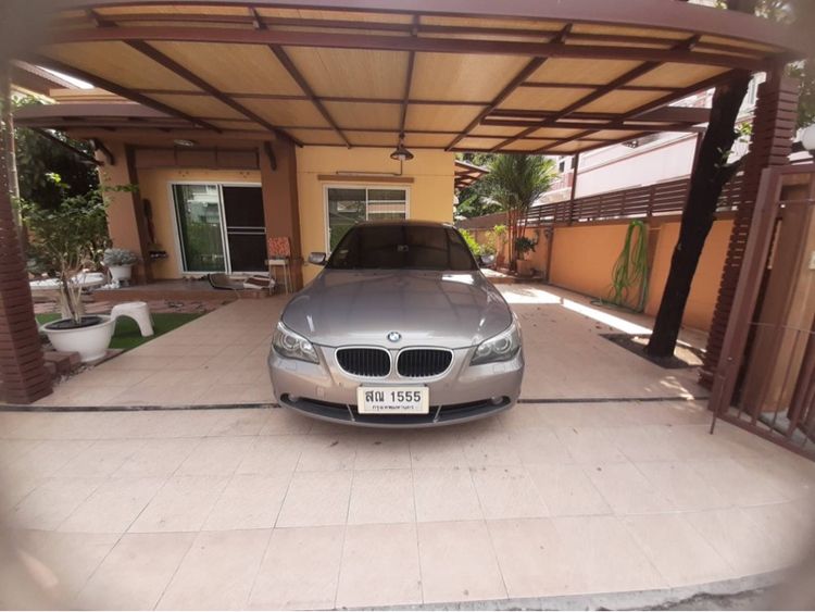 รถ BMW Series 5 520i สี น้ำตาล