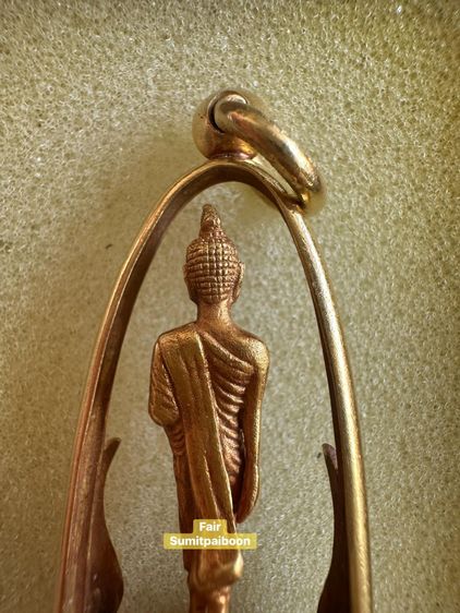 พระลีลา25ศตวรรษ รุ่นแรก สก เนื้อทองคำ ปี31 พระศรีศากยะทศพลญาณ ประธานพุทธมณฑลสุทรรศน์ น.ทองคำ รูปหล่อลอยองค์  พิธีใหญ่ สร้างน้อยมากๆๆพร้อมกรอ รูปที่ 4