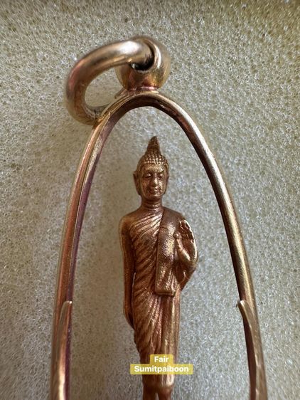 พระลีลา25ศตวรรษ รุ่นแรก สก เนื้อทองคำ ปี31 พระศรีศากยะทศพลญาณ ประธานพุทธมณฑลสุทรรศน์ น.ทองคำ รูปหล่อลอยองค์  พิธีใหญ่ สร้างน้อยมากๆๆพร้อมกรอ รูปที่ 3