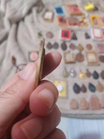 เหรียญเจริญพรบน หลวงปู่ทิม วัดละหารไร่ รุ่นบรรจุหัวใจ ปี 57 หน้ากากสีนากจีวรชมพู รูปที่ 2