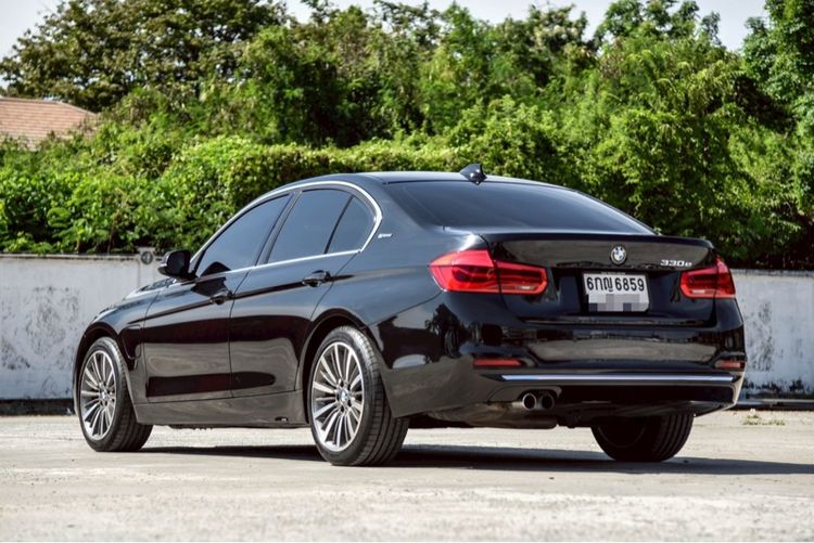 BMW Series 3 2017 330e Sedan เบนซิน ไม่ติดแก๊ส เกียร์อัตโนมัติ ดำ รูปที่ 4