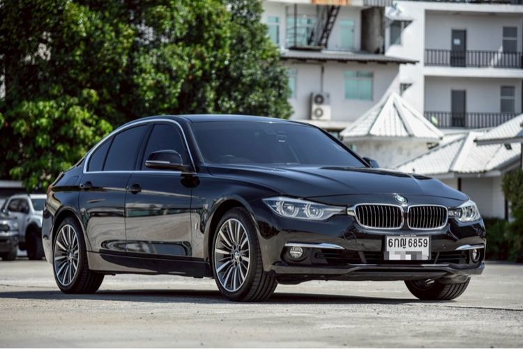 BMW Series 3 2017 330e Sedan เบนซิน ไม่ติดแก๊ส เกียร์อัตโนมัติ ดำ รูปที่ 3