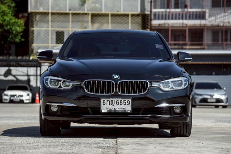 BMW Series 3 2017 330e Sedan เบนซิน ไม่ติดแก๊ส เกียร์อัตโนมัติ ดำ รูปที่ 2