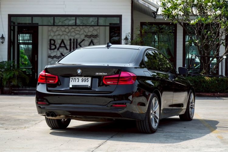 BMW Series 3 2018 330e Sedan เบนซิน ไม่ติดแก๊ส เกียร์อัตโนมัติ ดำ รูปที่ 4