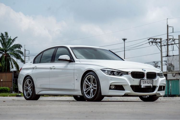 BMW Series 3 2018 330e Sedan ปลั๊กอินไฮบริด (PHEV) ไม่ติดแก๊ส เกียร์อัตโนมัติ ขาว รูปที่ 4