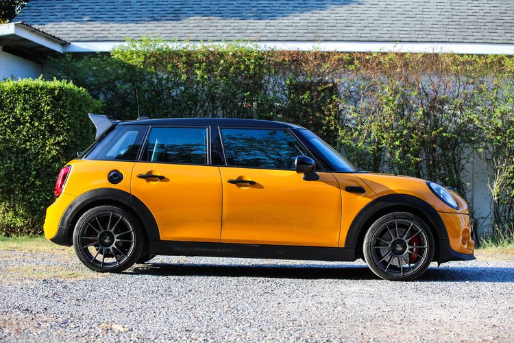 Mini COOPER 5 DOOR HATCH 2015 2.0 S Sedan เบนซิน ไม่ติดแก๊ส เกียร์อัตโนมัติ ส้ม รูปที่ 3