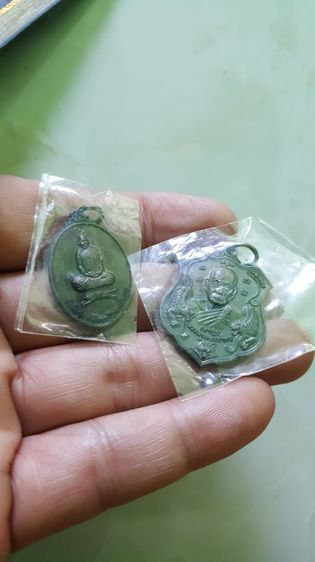 เหมายกชุดตามรูปที่นำเสนอ มีรูปถ่ายตอกโค๊ต5ใบ,รูปในกรอบเคลือบ1ชิ้น,และ2เหรียญตามรูปที่ลง เหมายกทั้งหมด ไม่แยกครับ รูปที่ 10
