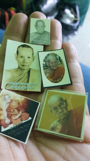 เหมายกชุดตามรูปที่นำเสนอ มีรูปถ่ายตอกโค๊ต5ใบ,รูปในกรอบเคลือบ1ชิ้น,และ2เหรียญตามรูปที่ลง เหมายกทั้งหมด ไม่แยกครับ รูปที่ 2