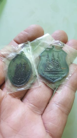 เหมายกชุดตามรูปที่นำเสนอ มีรูปถ่ายตอกโค๊ต5ใบ,รูปในกรอบเคลือบ1ชิ้น,และ2เหรียญตามรูปที่ลง เหมายกทั้งหมด ไม่แยกครับ รูปที่ 9