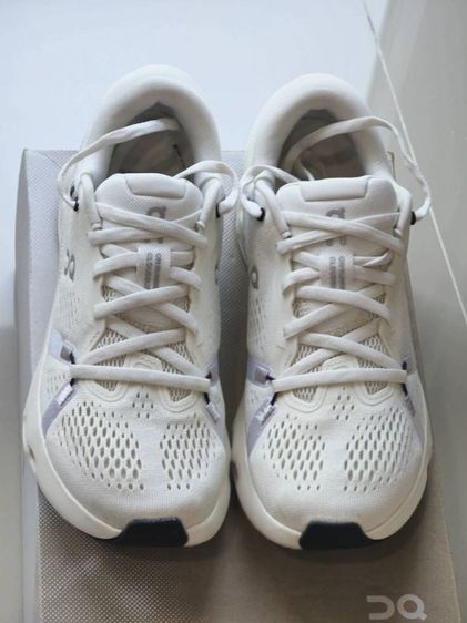 รองเท้า On รูปที่ 4