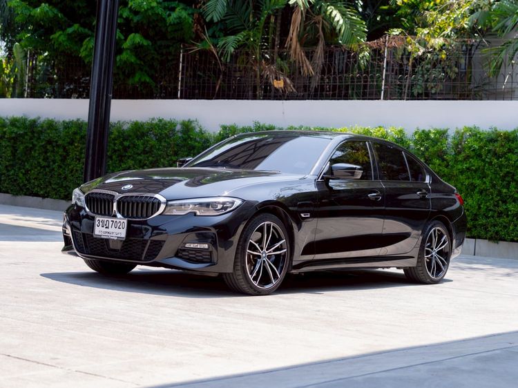 BMW Series 3 2022 330e Sedan ปลั๊กอินไฮบริด (PHEV) ไม่ติดแก๊ส เกียร์อัตโนมัติ ดำ รูปที่ 3