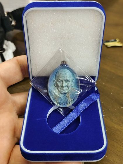 หลวงปู่ศิลา สิริจันโท รุ่นปลดหนี้ เนื้อแร่เจ้าน้ำเงิน รูปที่ 4