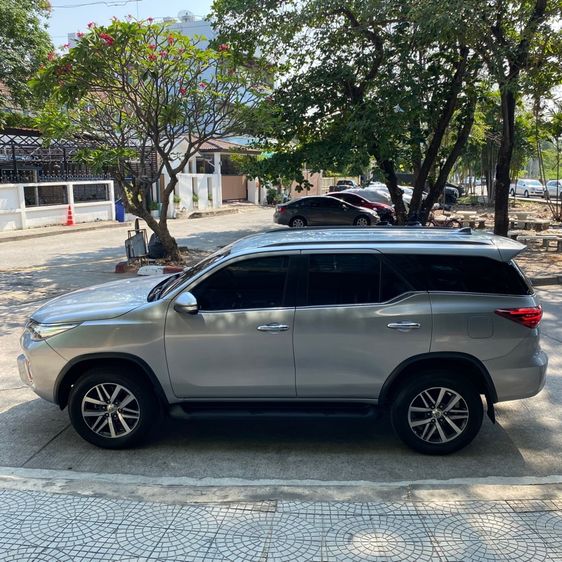Toyota Fortuner 2016 2.4 V Utility-car ดีเซล เกียร์อัตโนมัติ เงิน รูปที่ 4