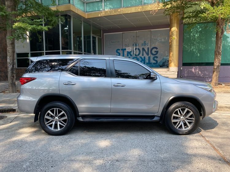 รถ Toyota Fortuner 2.4 V สี เงิน