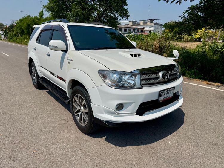 รถ Toyota Fortuner 3.0 V สี ขาว