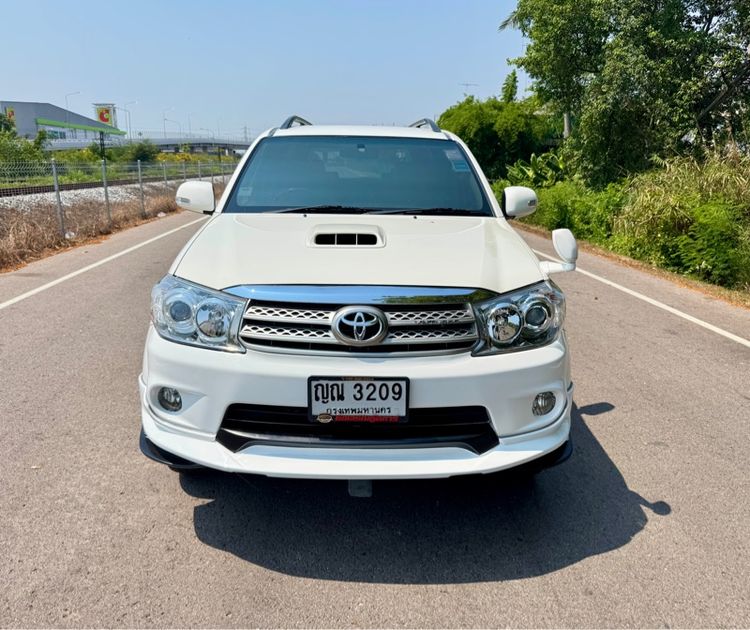Toyota Fortuner 2011 3.0 V Van ดีเซล ไม่ติดแก๊ส เกียร์อัตโนมัติ ขาว รูปที่ 2