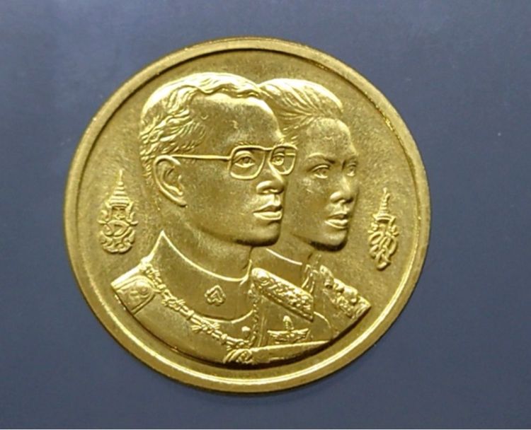 เหรียญร.9คู่พระราชินีสิริกิติ์องค์ทองคำ