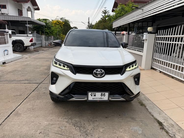 Toyota Fortuner 2021 2.4 Legender ดีเซล เกียร์อัตโนมัติ ขาว รูปที่ 2