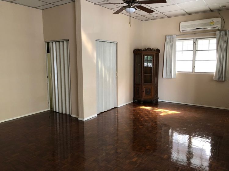 มีบางส่วน สร้างเสร็จก่อน 2010 ไม่ใช่ บ้านช้ันเดียว ซอยเสือใหญ่อุทิศ รูปที่ 4