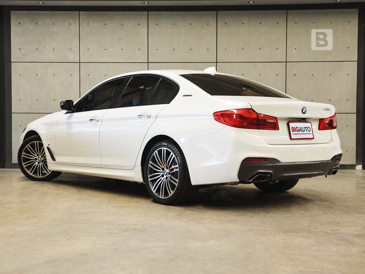 BMW Series 5 2018 530e Sedan ไฮบริด ไม่ติดแก๊ส เกียร์อัตโนมัติ ขาว รูปที่ 4