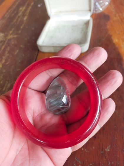 กำไลหยกแดงพร้อมจี้หินควอท