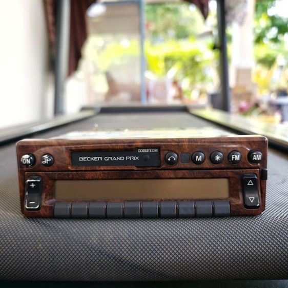 วิทยุติดรถยนต์วินเทจยี่ห้อ Becker ใช้งานได้ปกติ ทั้งเทป ทั้งวิทยุ รุ่นคลาสสิกที่นิยมใช้รถยนต์ Mercedes-Benz รุ่นเก่า ผลิตในประเทศเยอรมนี