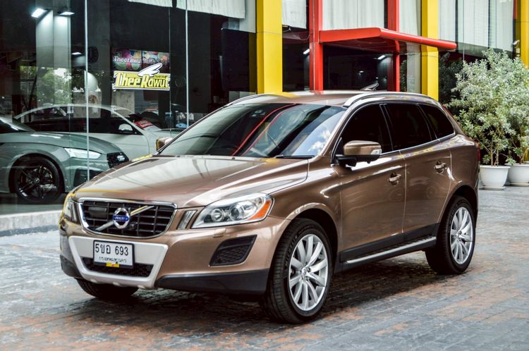 รถ Volvo XC60 2.0 D4 สี น้ำตาล