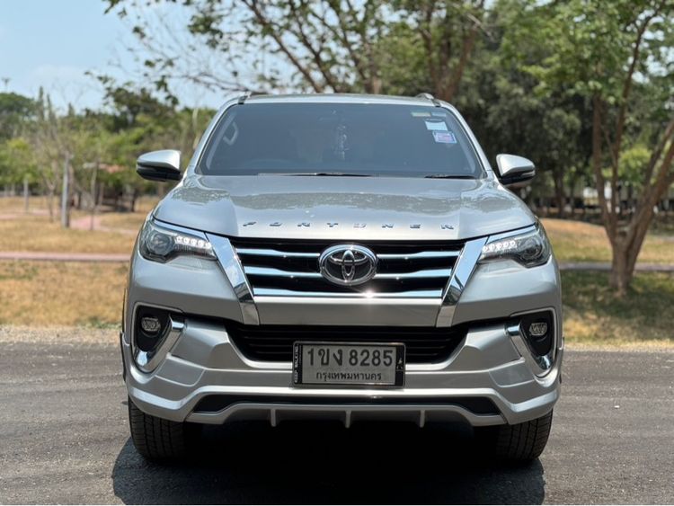 รถ Toyota Fortuner 2.4 V สี เทา