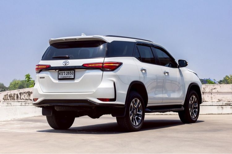 Toyota Fortuner 2023 2.4 Leader G Utility-car ดีเซล ไม่ติดแก๊ส เกียร์อัตโนมัติ ขาว รูปที่ 4