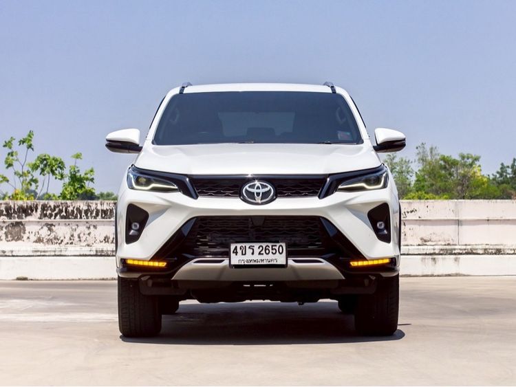 รถ Toyota Fortuner 2.4 Leader G สี ขาว