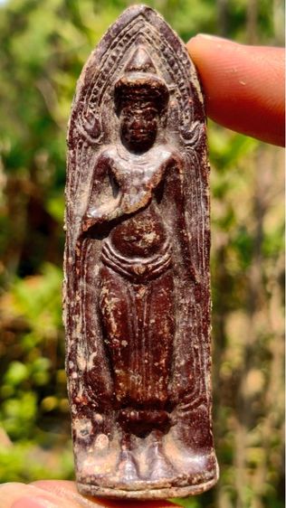 พระร่วงหลังรางปืน พิมนิยม กรุวัดพระศรีรัตนมหาธาตุราชวรวิหาร  หรือกรุวัดพระปรางค์ สุโขทัย   เนื้อตะกั่วสนิมแดง 