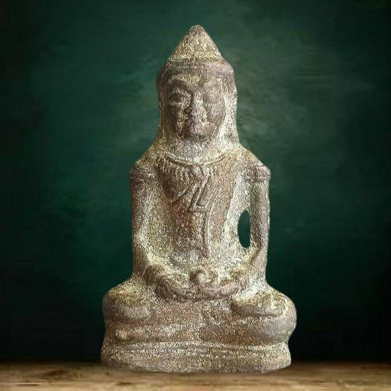 พระร่วงนั่ง ลพบุรี.