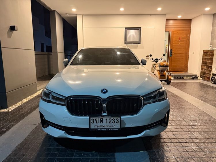 รถ BMW Series 5 530e สี ขาว