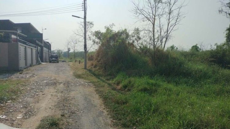 ไม่ใช่ ที่ดินว่างเปล่า ติดถนนสาธารณะ  น้ำประปา  ไฟฟ้า  ตรงข้ามมีบริษัทเปิดกิจการ  ห่างจากถนน นครสวรรค์-โกรกพระ 350เมตร  รูปที่ 3