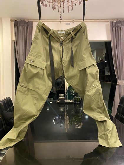 ปราด้ากางเกงทรงสวย เนื้อผ้าดีมาก สภาพใหม่เอี่ยม