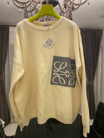 โลเอเว่ เสื้อแขนสยาว สภาพใหม่เอี่ยม