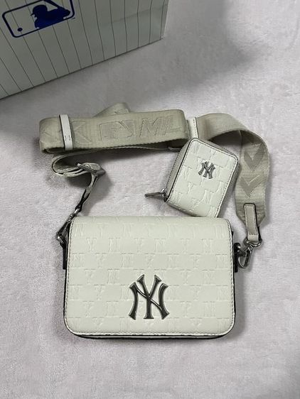 กระเป๋าสะพายข้างจากแบรนด์ MLB