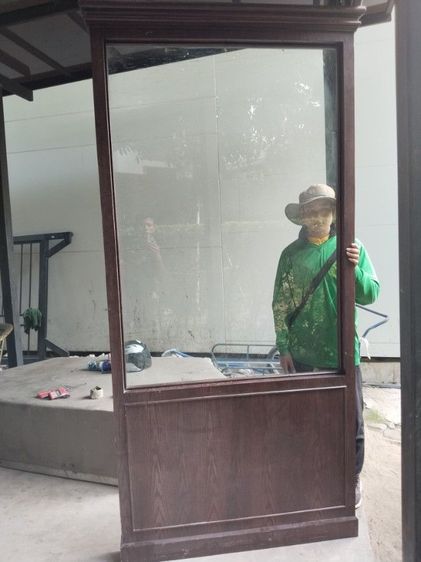 บานกั้นห้องเฟอร์นิเจอร์ (ไม้ -กระจก)  กว้าง 1.10 ม.  สูง 2.40 เมตร