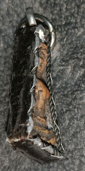 พระผงสุพรรณ พิมหน้าแก่นิยม พร้อมเลี้ยมเงินเก่า รูปที่ 3