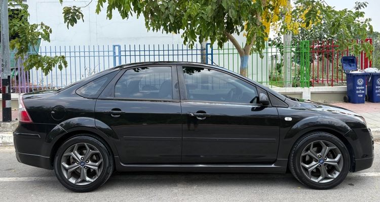 Ford Focus 2005 1.8 Ghia Sedan เบนซิน ไม่ติดแก๊ส เกียร์อัตโนมัติ ดำ รูปที่ 4