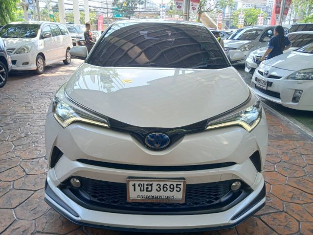Toyota C-HR 2020 1.8 HV Hi Sedan ไฮบริด เกียร์อัตโนมัติ ขาว รูปที่ 2