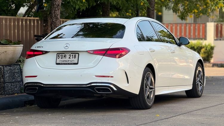 Mercedes-Benz C-Class 2023 C350e Sedan ปลั๊กอินไฮบริด (PHEV) ไม่ติดแก๊ส เกียร์อัตโนมัติ ขาว รูปที่ 4