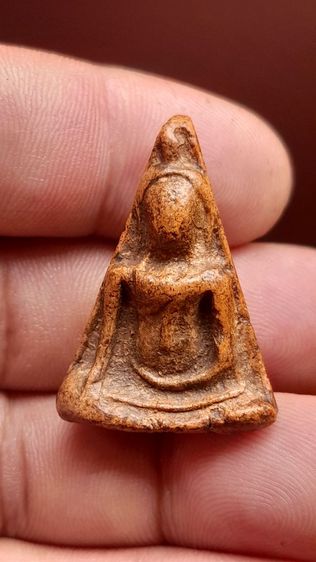 พระนางพญาเข่าโค้ง