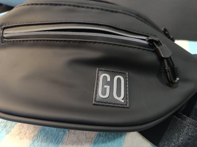 ชาย ดำ กระเป๋าคาด อก GQ ใหม่