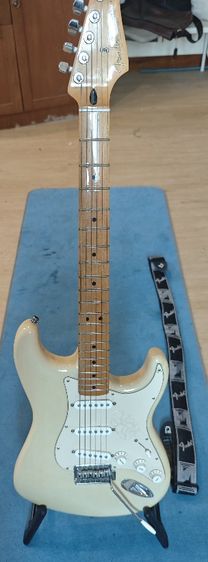 Fender Stratocaster Mexico ปี 2010 สีขาวครีม มือสอง เล่นได้ปกติ พร้อมคันโยก ขาตั้ง รูปที่ 16