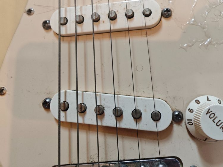 Fender Stratocaster Mexico ปี 2010 สีขาวครีม มือสอง เล่นได้ปกติ พร้อมคันโยก ขาตั้ง รูปที่ 3