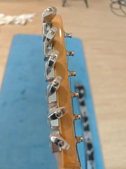 Fender Stratocaster Mexico ปี 2010 สีขาวครีม มือสอง เล่นได้ปกติ พร้อมคันโยก ขาตั้ง รูปที่ 6