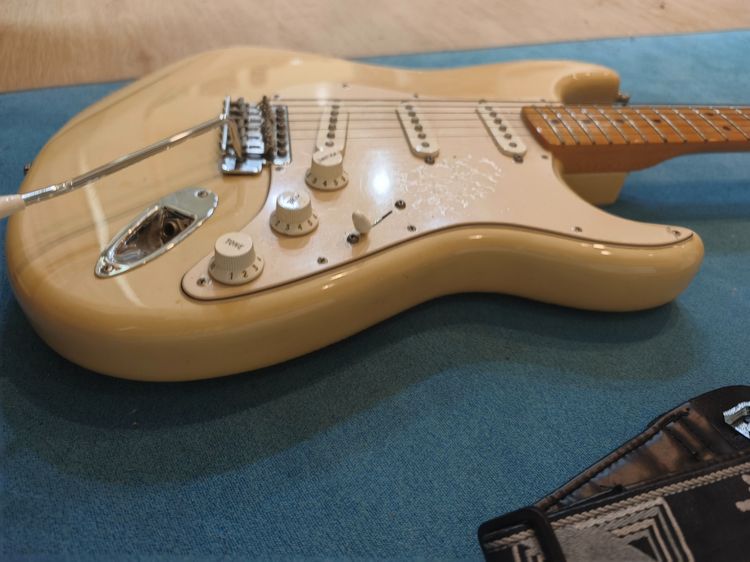 Fender Stratocaster Mexico ปี 2010 สีขาวครีม มือสอง เล่นได้ปกติ พร้อมคันโยก ขาตั้ง รูปที่ 13